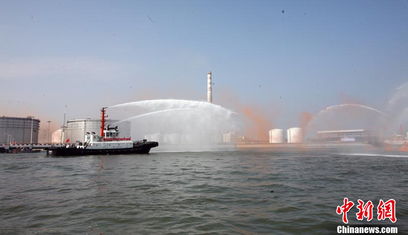 国内首次海上溢油灭火演习在广西钦州举行